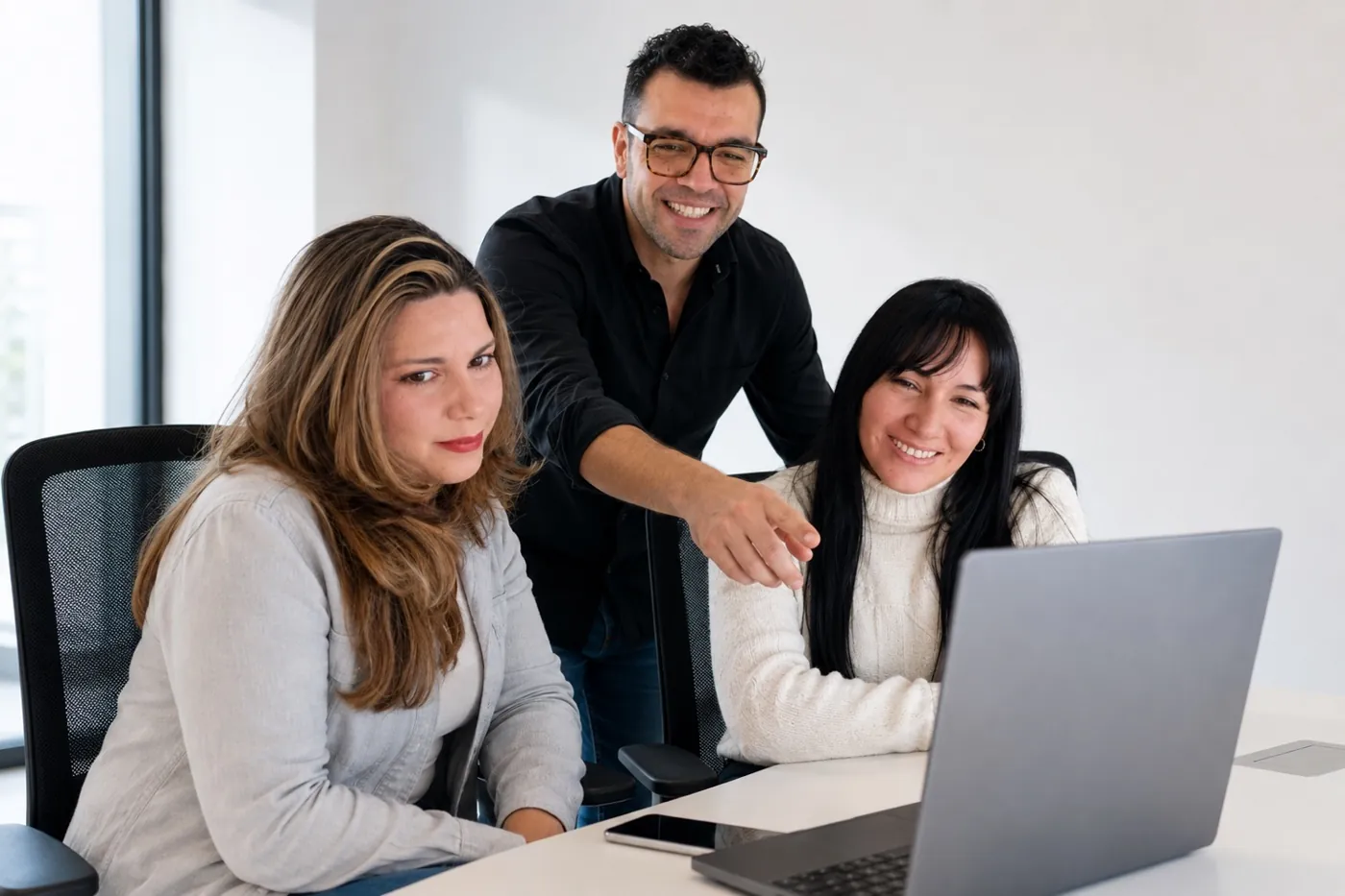 Equipo de MC Broker de Seguros en su oficina de Neuquén